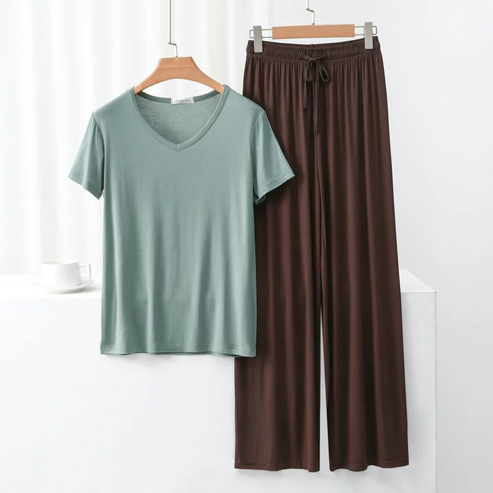 thumbnail image 5 of Conjunto de pijama de manga corta con cuello en V para mujer - Pantalones largos de poliéster y spandex, ropa de dormir ligera para verano, 5 of 5